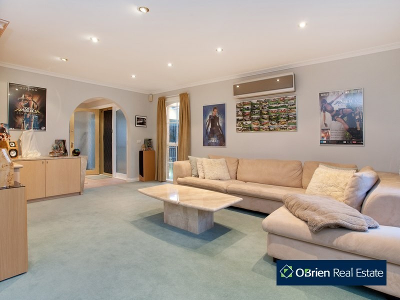 27 John Fawkner Drive, Endeavour Hills VIC 3802