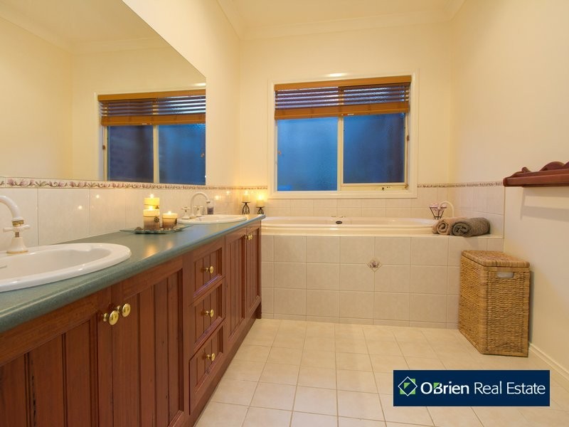 5 Lynch Court, Berwick VIC 3806