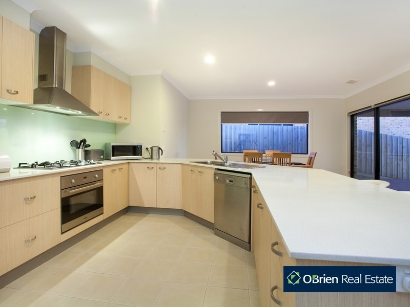 11 Cambridge Drive, Berwick VIC 3806