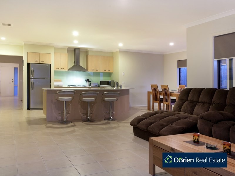 11 Cambridge Drive, Berwick VIC 3806