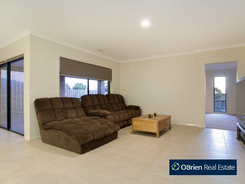 11 Cambridge Drive, Berwick VIC 3806