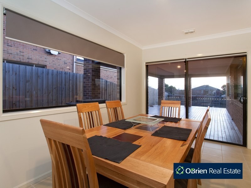 11 Cambridge Drive, Berwick VIC 3806