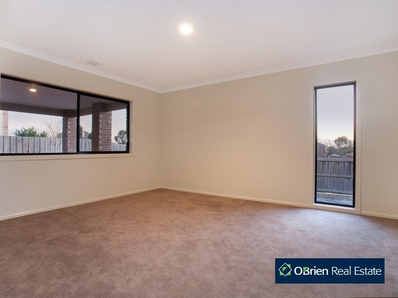 11 Cambridge Drive, Berwick VIC 3806