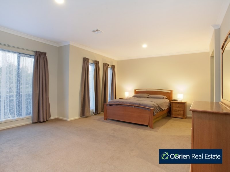 11 Cambridge Drive, Berwick VIC 3806