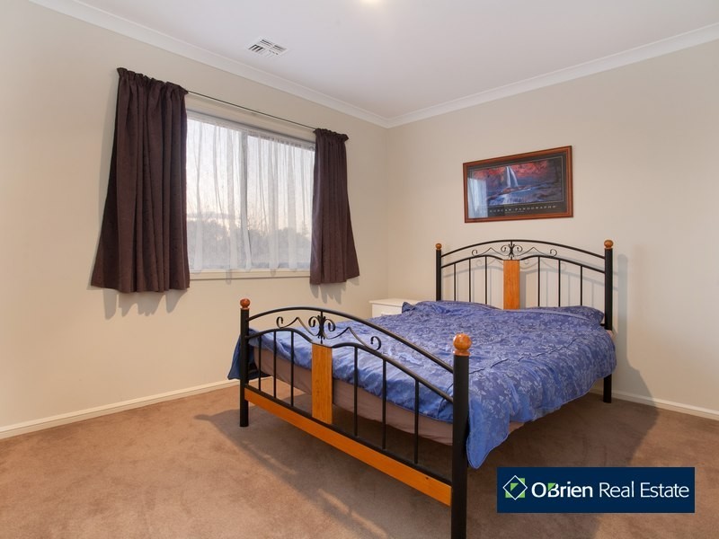 11 Cambridge Drive, Berwick VIC 3806