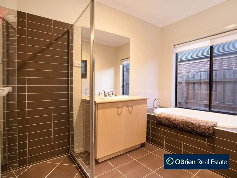 11 Cambridge Drive, Berwick VIC 3806