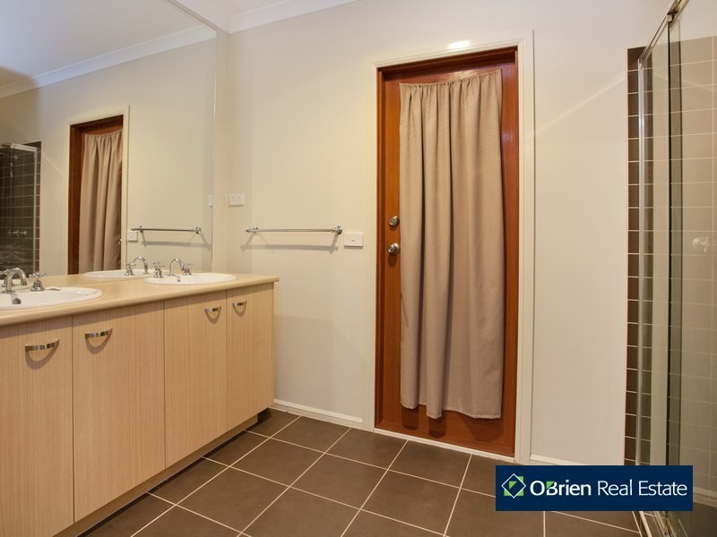 11 Cambridge Drive, Berwick VIC 3806