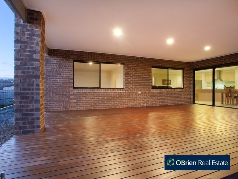 11 Cambridge Drive, Berwick VIC 3806