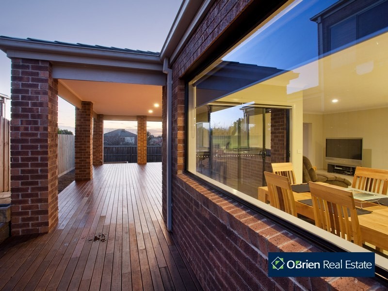 11 Cambridge Drive, Berwick VIC 3806