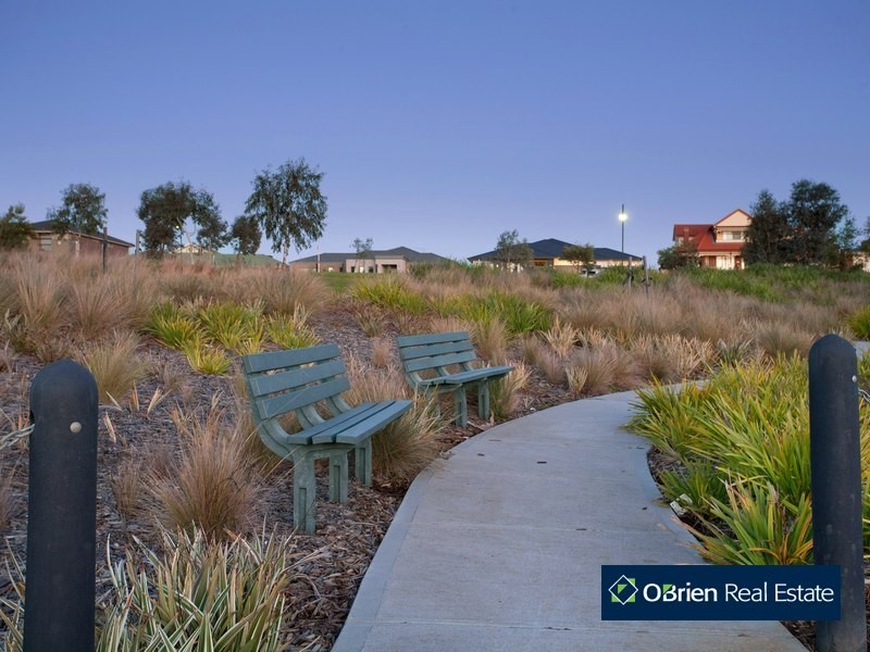 11 Cambridge Drive, Berwick VIC 3806