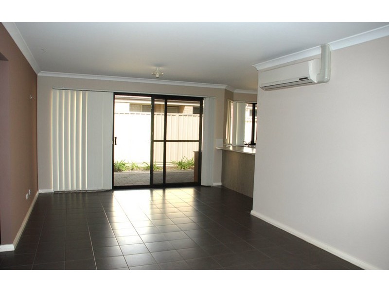 22/11 Hazlett Way, Canning Vale WA 6155