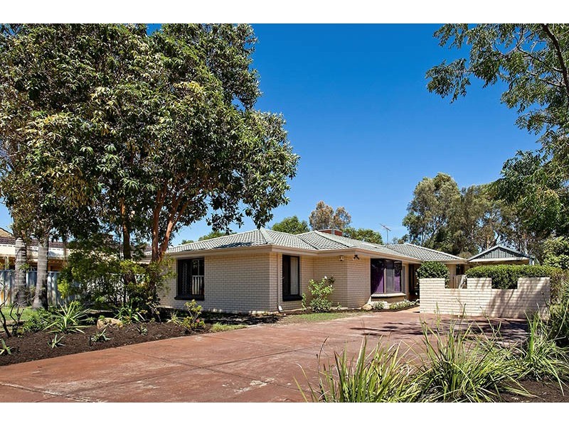 3 HOWLETT PLACE, Leeming WA 6149
