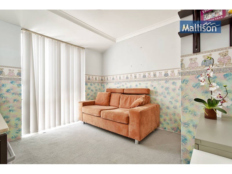 4 McCubbin Loop, Seville Grove WA 6112