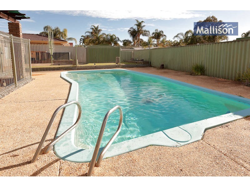 12 Empire Way, Thornlie WA 6108