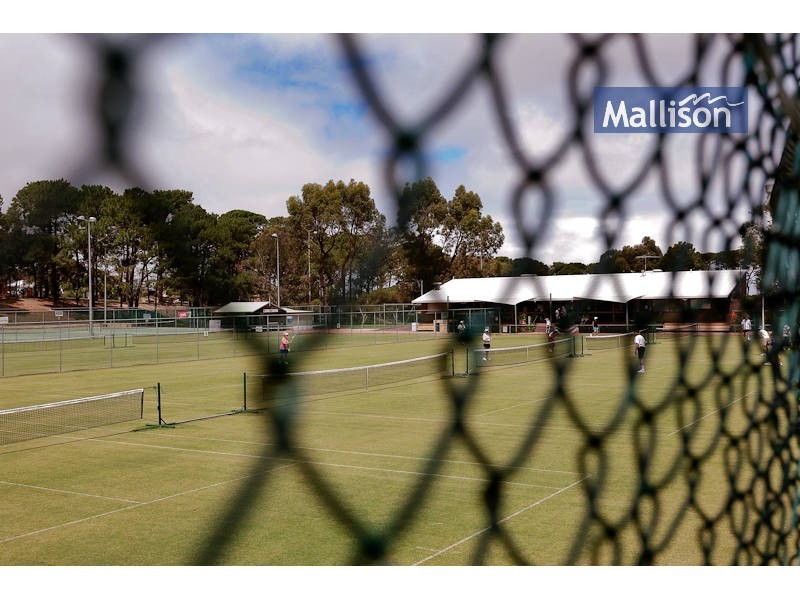 8B Kitchener Road, Melville WA 6156