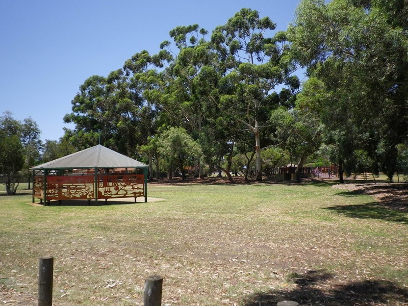 20 Drayton Court, Kelmscott WA 6111