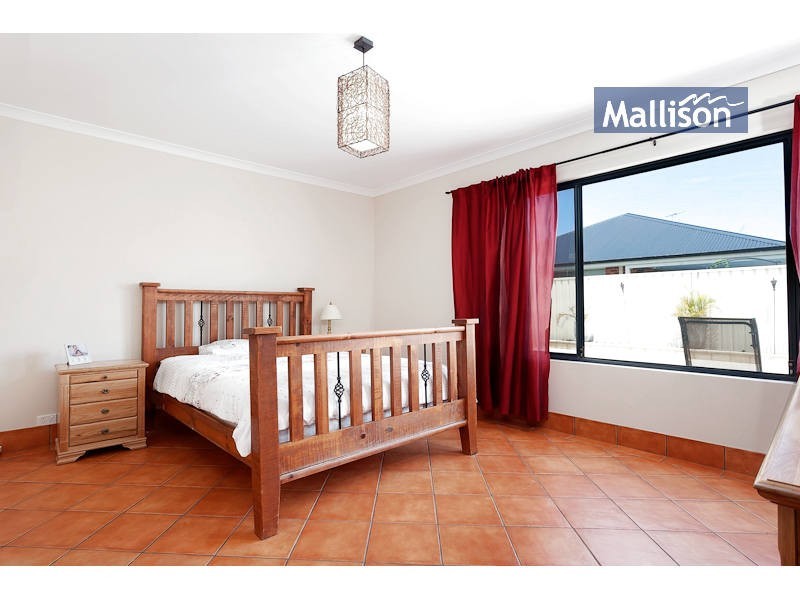 8 Namoi Street, Hammond Park WA 6164