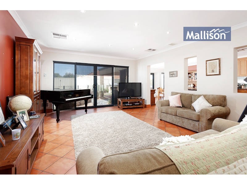 8 Namoi Street, Hammond Park WA 6164