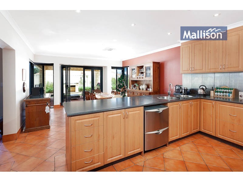 8 Namoi Street, Hammond Park WA 6164