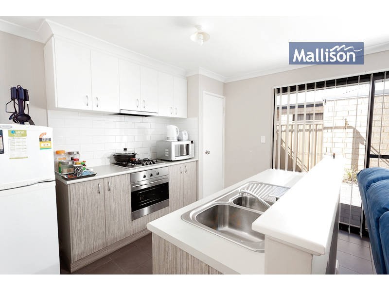 16/11 Hazlett Way, Canning Vale WA 6155