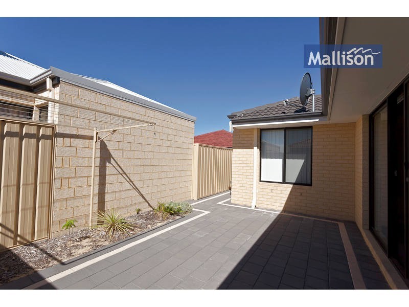 16/11 Hazlett Way, Canning Vale WA 6155