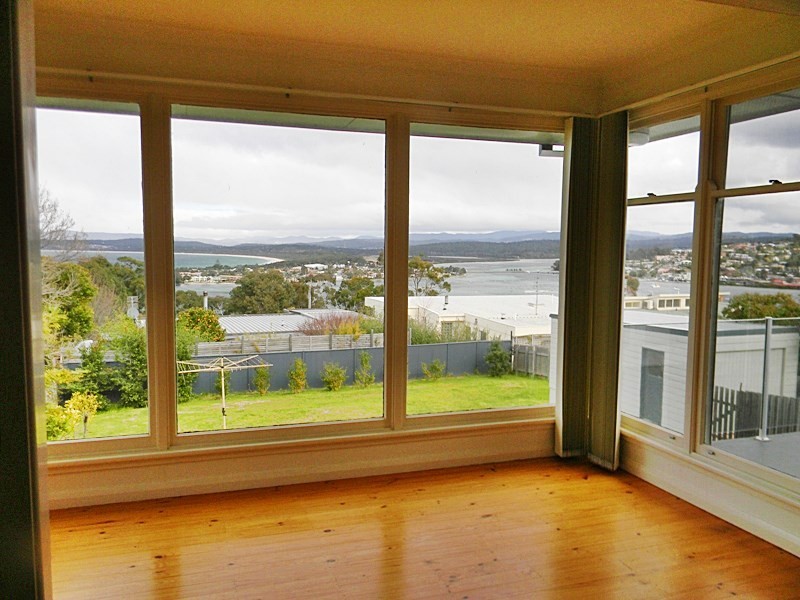 32 Lakeview Avenue, Merimbula NSW 2548