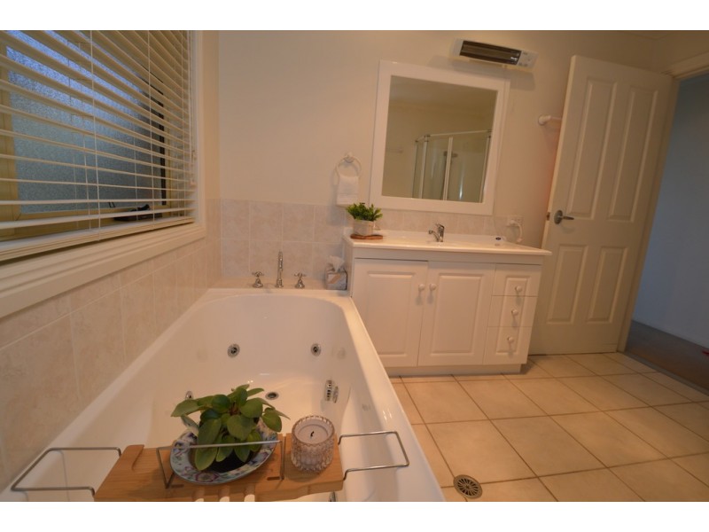 6 MACKILLOP COURT, Tura Beach NSW 2548