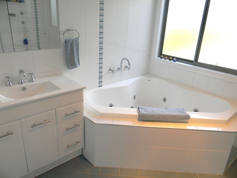 3 Emily Lane, Tura Beach NSW 2548