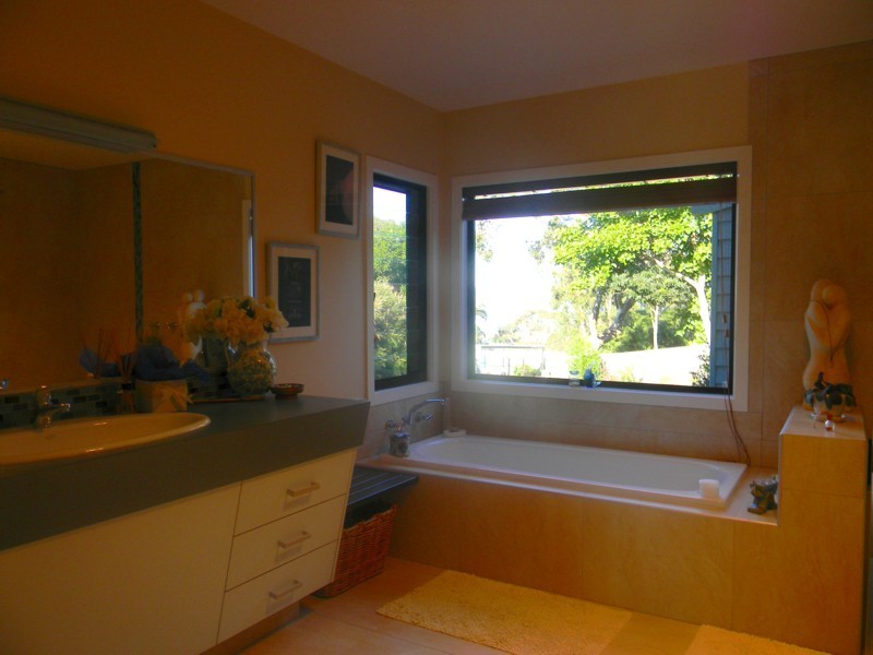 18 Lakeview Avenue, Merimbula NSW 2548