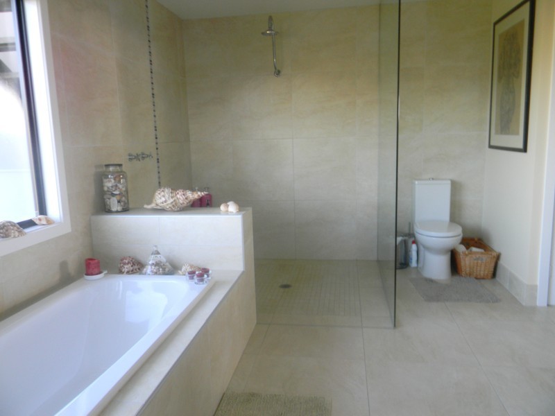 18 Lakeview Avenue, Merimbula NSW 2548