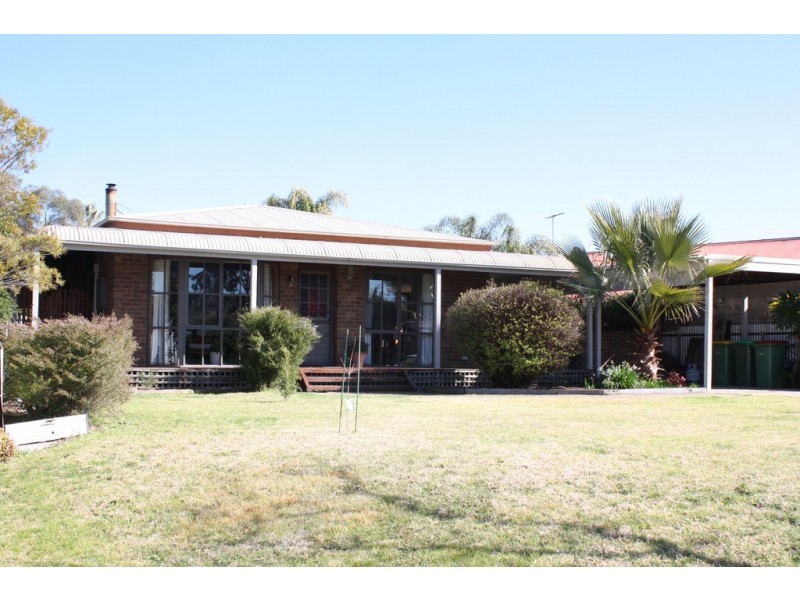 16 Carson Drive, Corowa NSW 2646