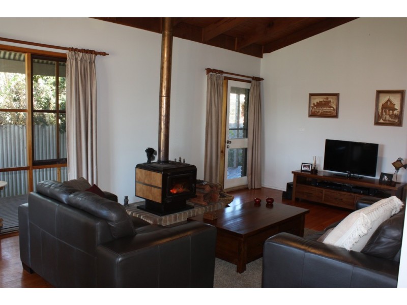 16 Carson Drive, Corowa NSW 2646