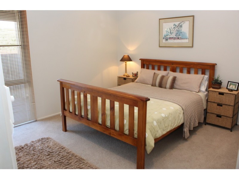 16 Carson Drive, Corowa NSW 2646
