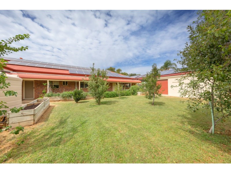 69 Federation Avenue, Corowa NSW 2646