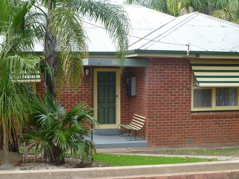 242 Honour Avenue, Corowa NSW 2646