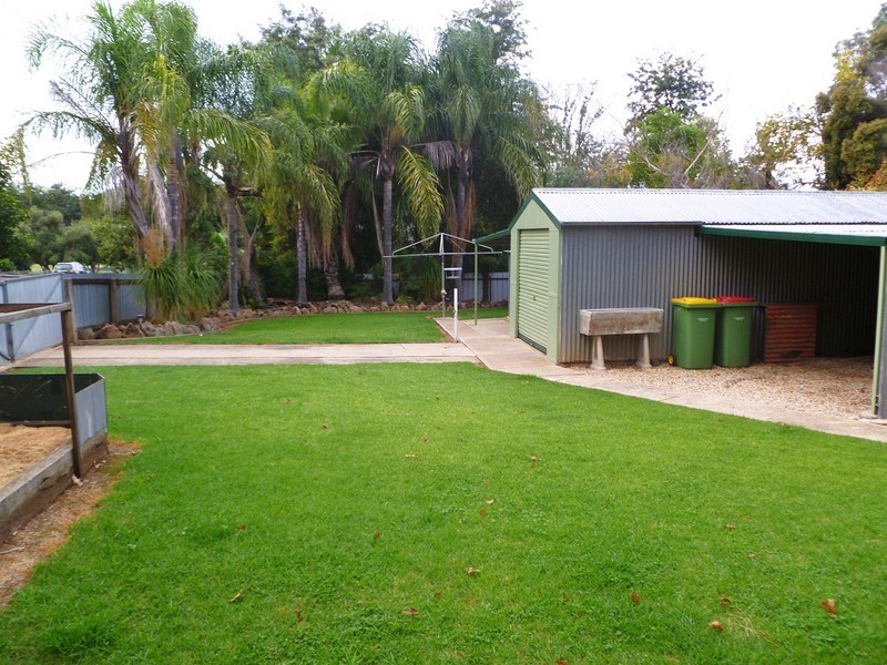 242 Honour Avenue, Corowa NSW 2646