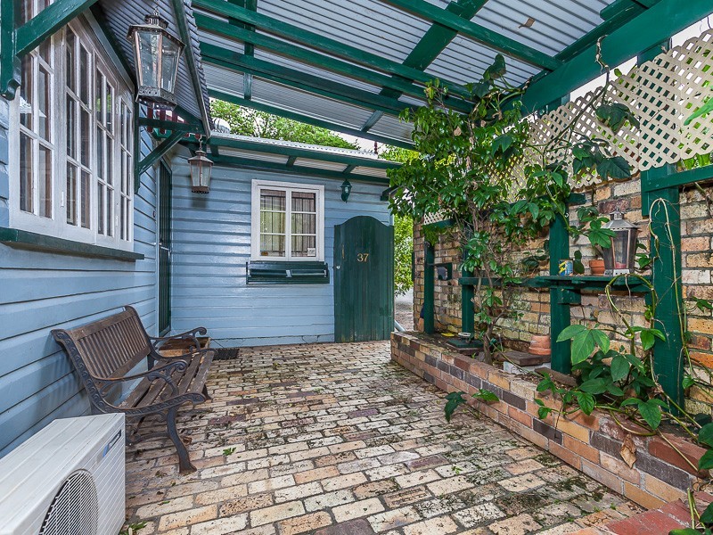 37 Windsor Road, Red Hill QLD 4059