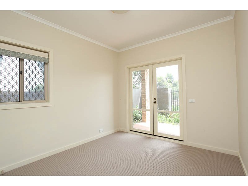 1/2 Lakeside Drive, Sanctuary Lakes VIC 3030