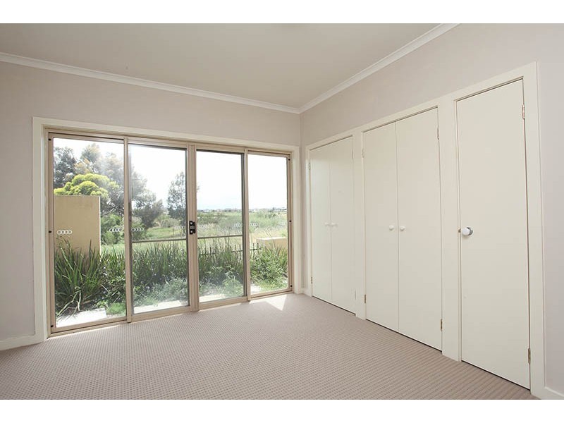 1/2 Lakeside Drive, Sanctuary Lakes VIC 3030