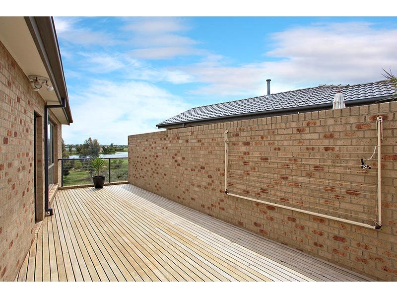 1/2 Lakeside Drive, Sanctuary Lakes VIC 3030