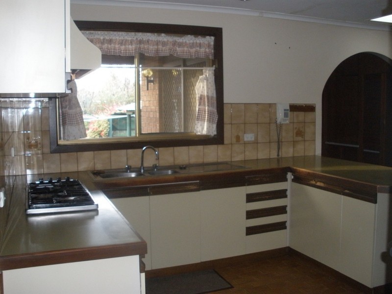 10 Derson Street, St Albans VIC 3021