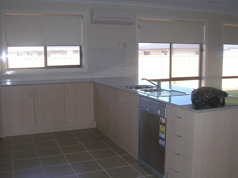 40 Monterey Bay Drive, Sanctuary Lakes VIC 3030