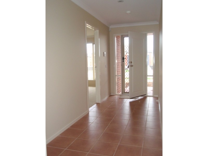 10 Grandiflora Grove, Point Cook VIC 3030