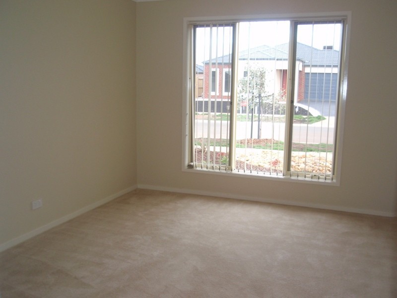 10 Grandiflora Grove, Point Cook VIC 3030