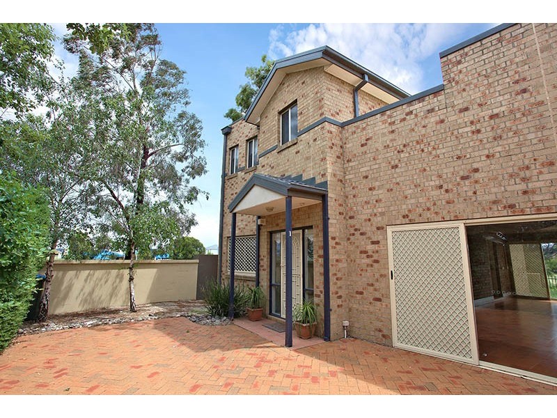 1/2 Lakeside Drive, Sanctuary Lakes VIC 3030