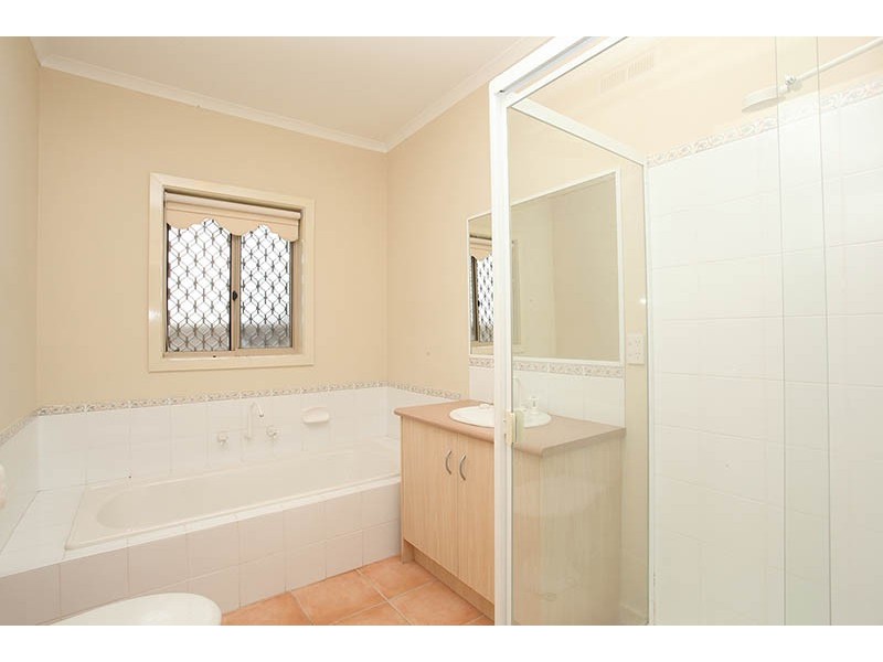 1/2 Lakeside Drive, Sanctuary Lakes VIC 3030