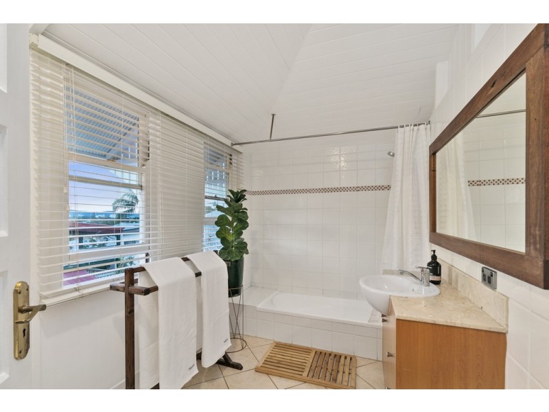 17 Kintore Street, Annerley QLD 4103