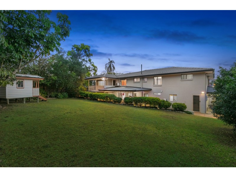 8 Aruma Street, Holland Park West QLD 4121