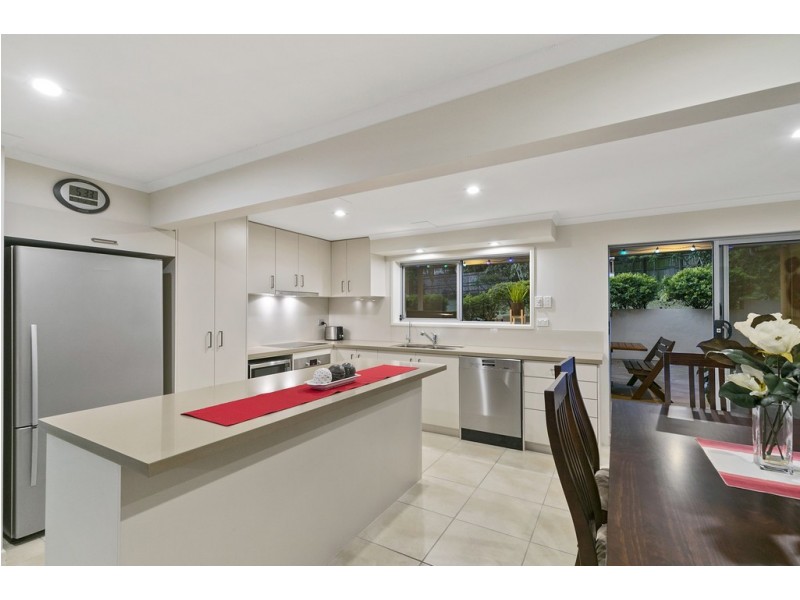 8 Aruma Street, Holland Park West QLD 4121