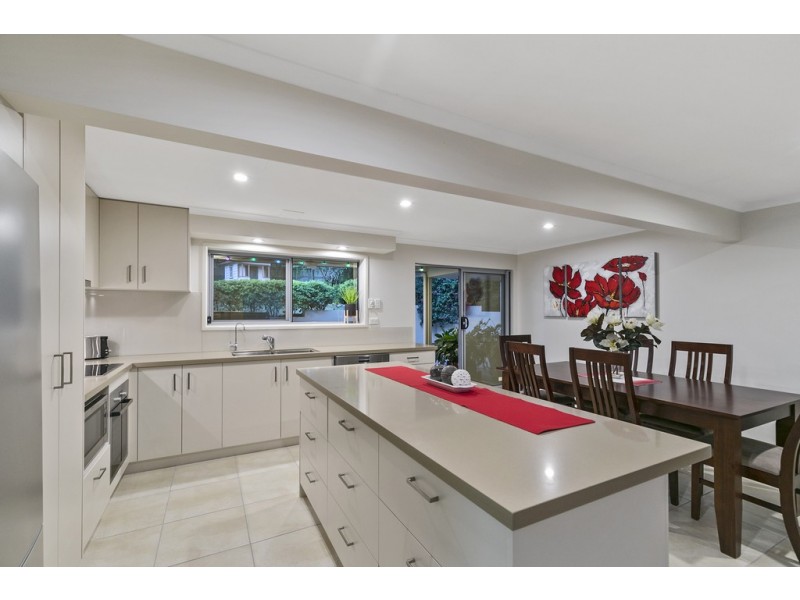 8 Aruma Street, Holland Park West QLD 4121